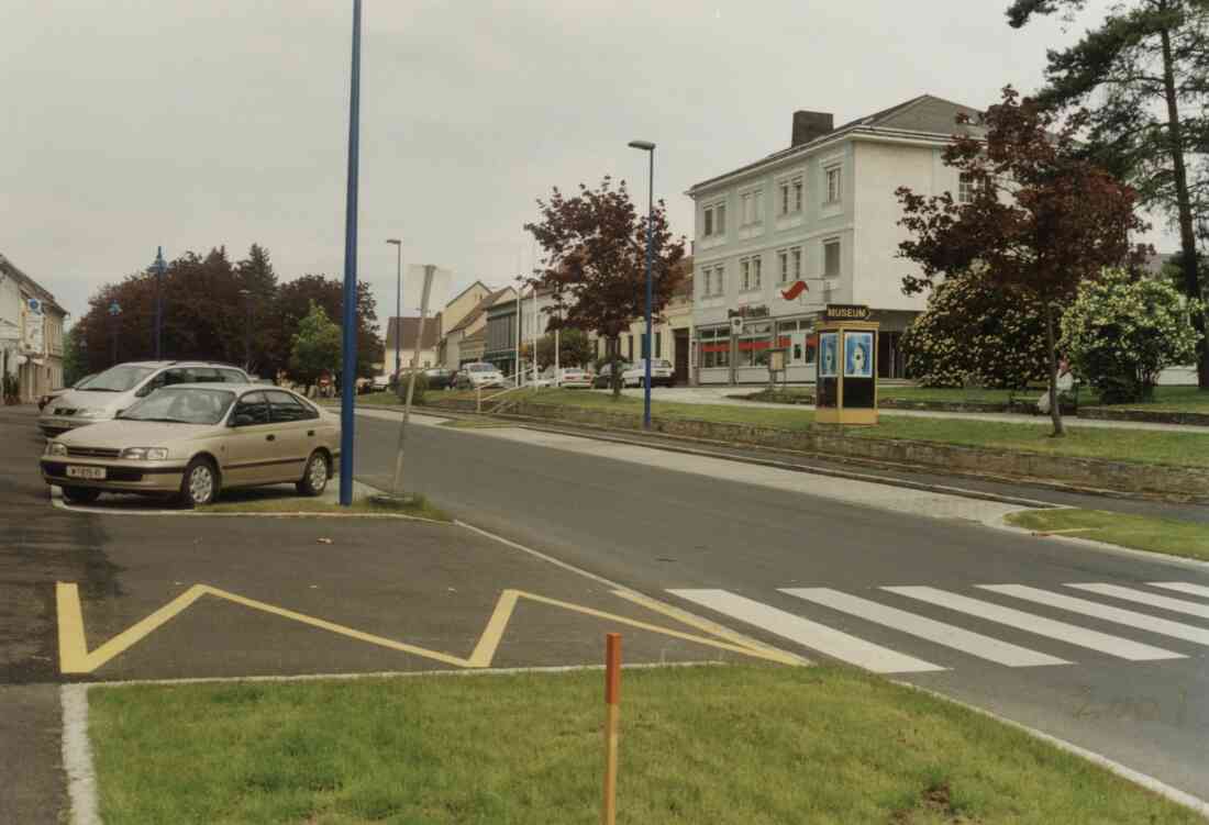 Hauptstraße mit der Bank Austria, im Mai 2001