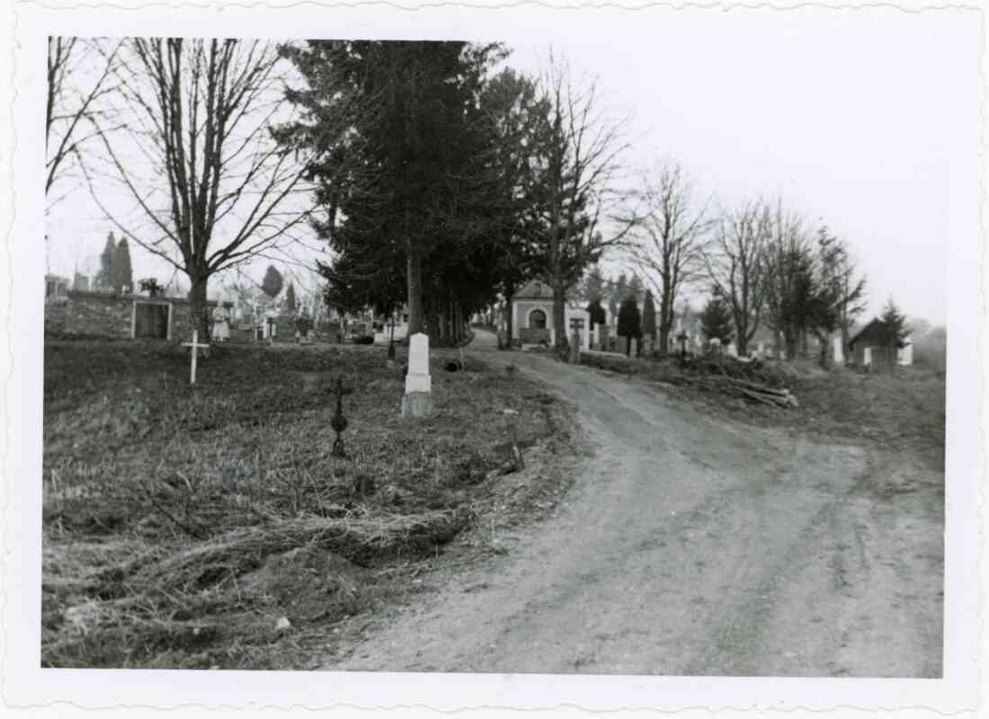 Friedhof mit Kriegerdenkmal