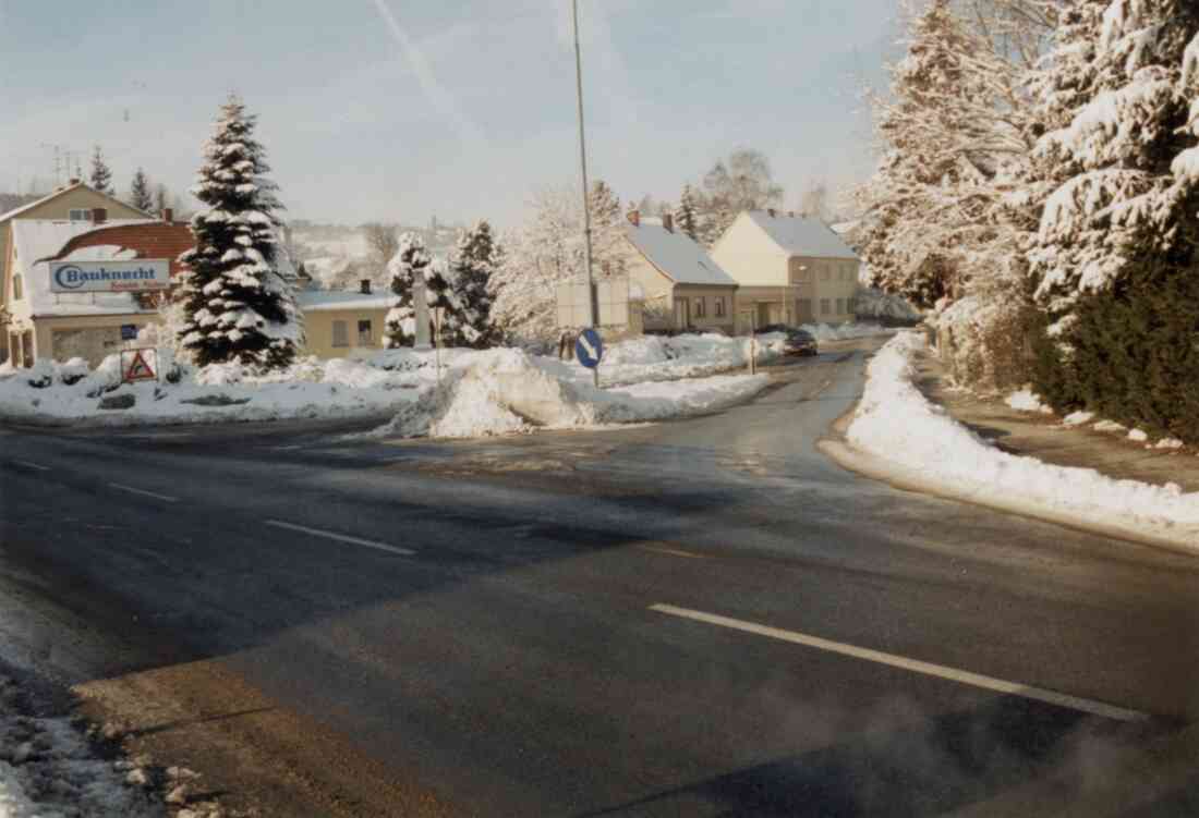 Northampton Platz an der Kreuzung Grazer Straße und Kirchengasse mit dem Elektrohaus Vajc, der Bekenntnissäule Weihnachten 1995