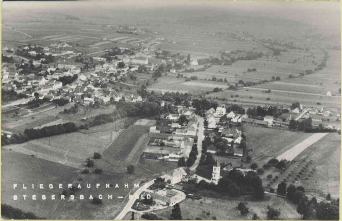 Fliegeraufnahme Stegersbach, Wiener Straße, Hauptstraße, Hauptschule, Herrengasse, Grazer Straße,  Kirchengasse, Ägidiuskirche, Volksschule