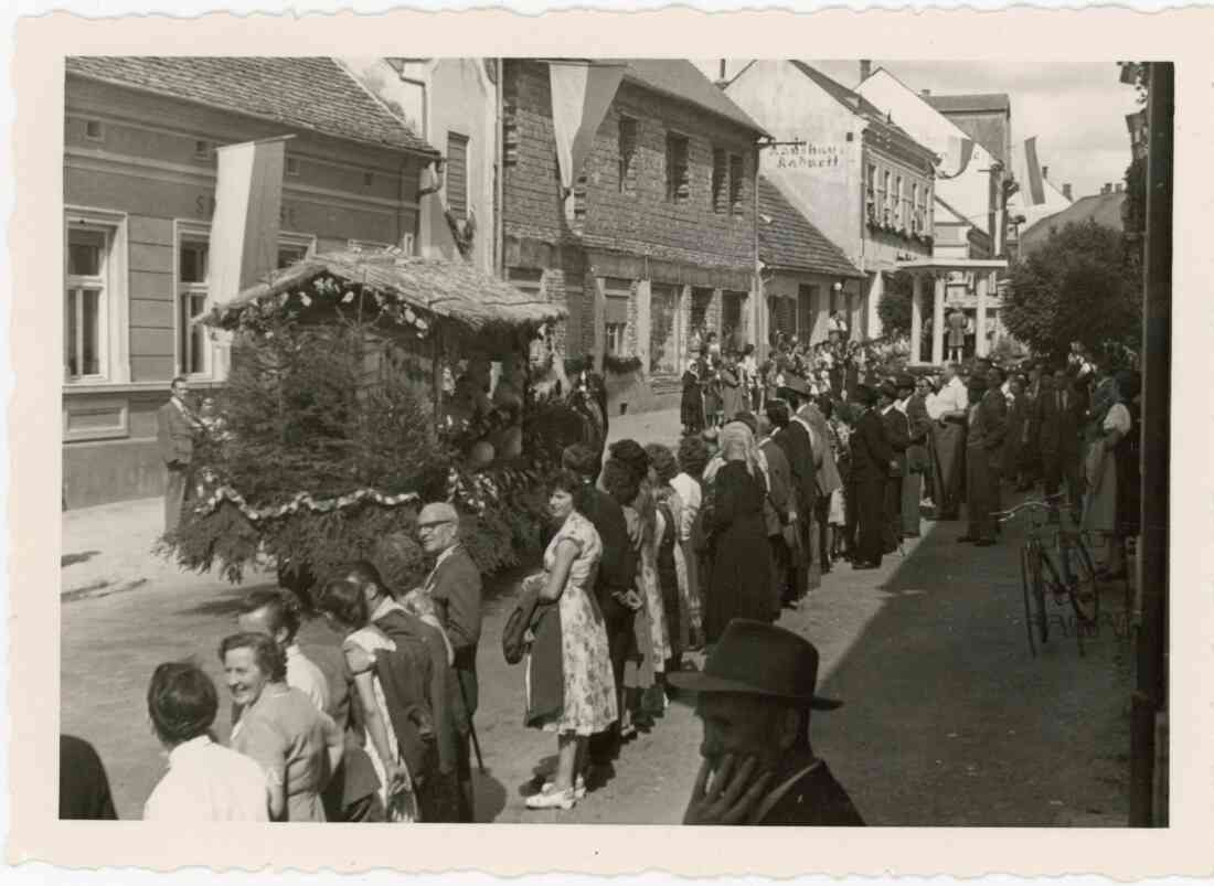 Volksfest und Blumenkorso 1955 in der Herrengasse mit der Sparkasse, der Drogerie Kottas und dem Kaufhaus Radnetter