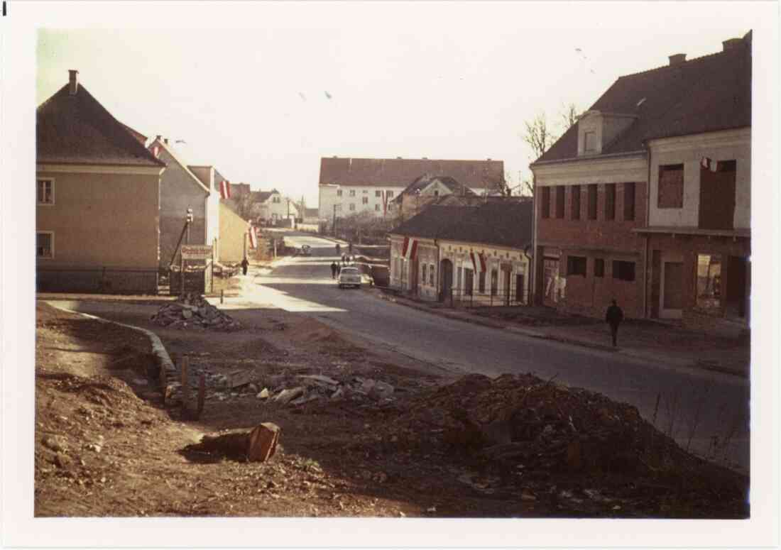Hauptstraße mit dem 20er Haus, Haus Senninger - Höltl, Baustoffhandel Bauer