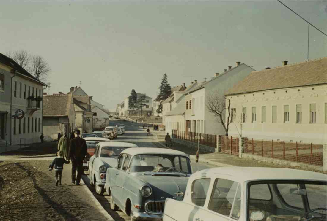 Hauptstraße, Tabakgeschäft, Gasthaus Neubauer, Sparkasse und Kastell im März 1965