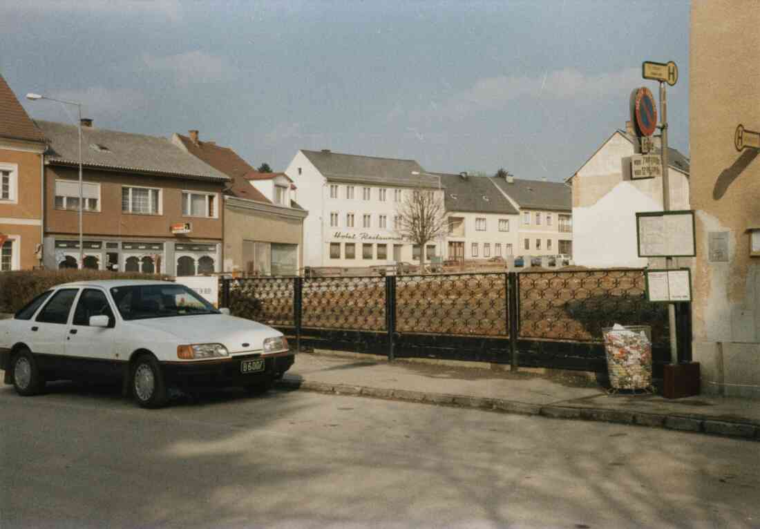 Neubau des Zielpunkt Geschäftes am Hauptplatz im März 1989