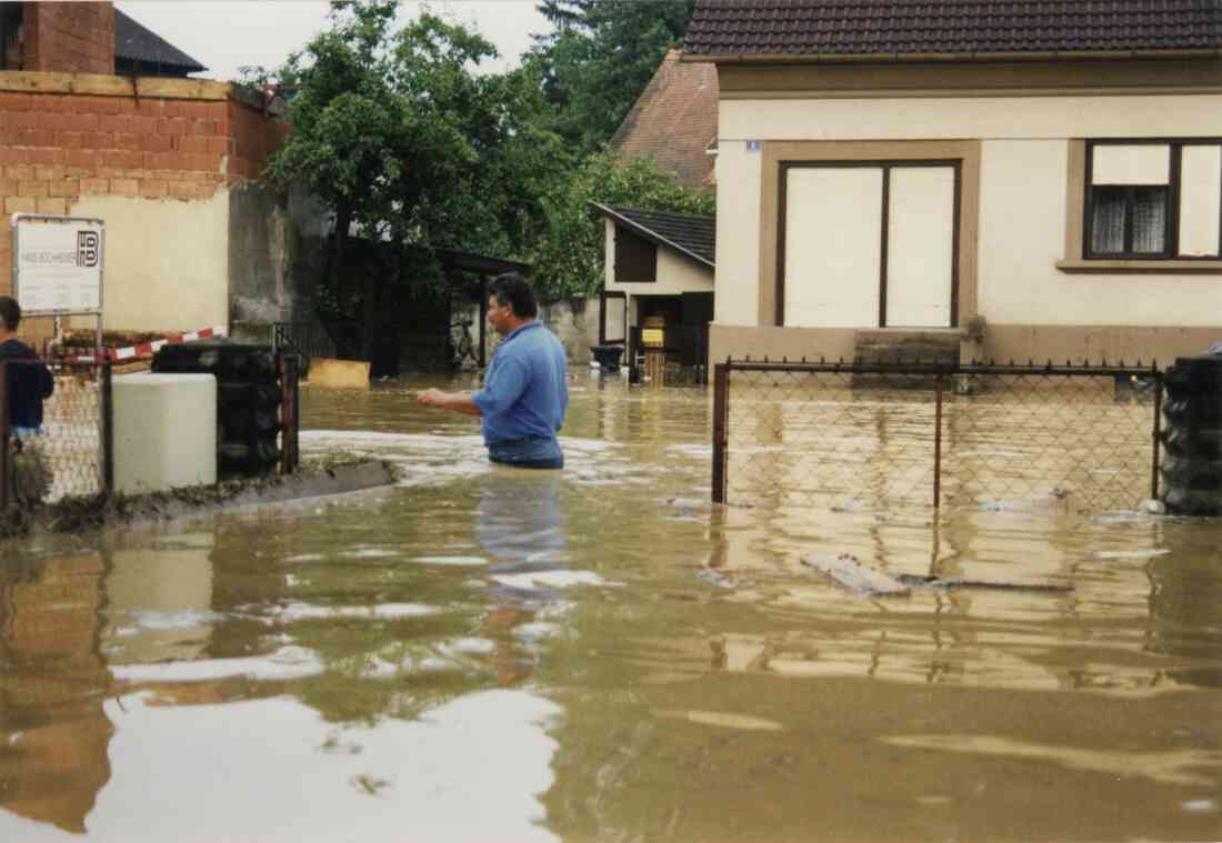 Hochwasser am 27.06.1998 im Hof der Spenglerei Janisch in der Kirchenstraße 8, früher Hausnummer 530