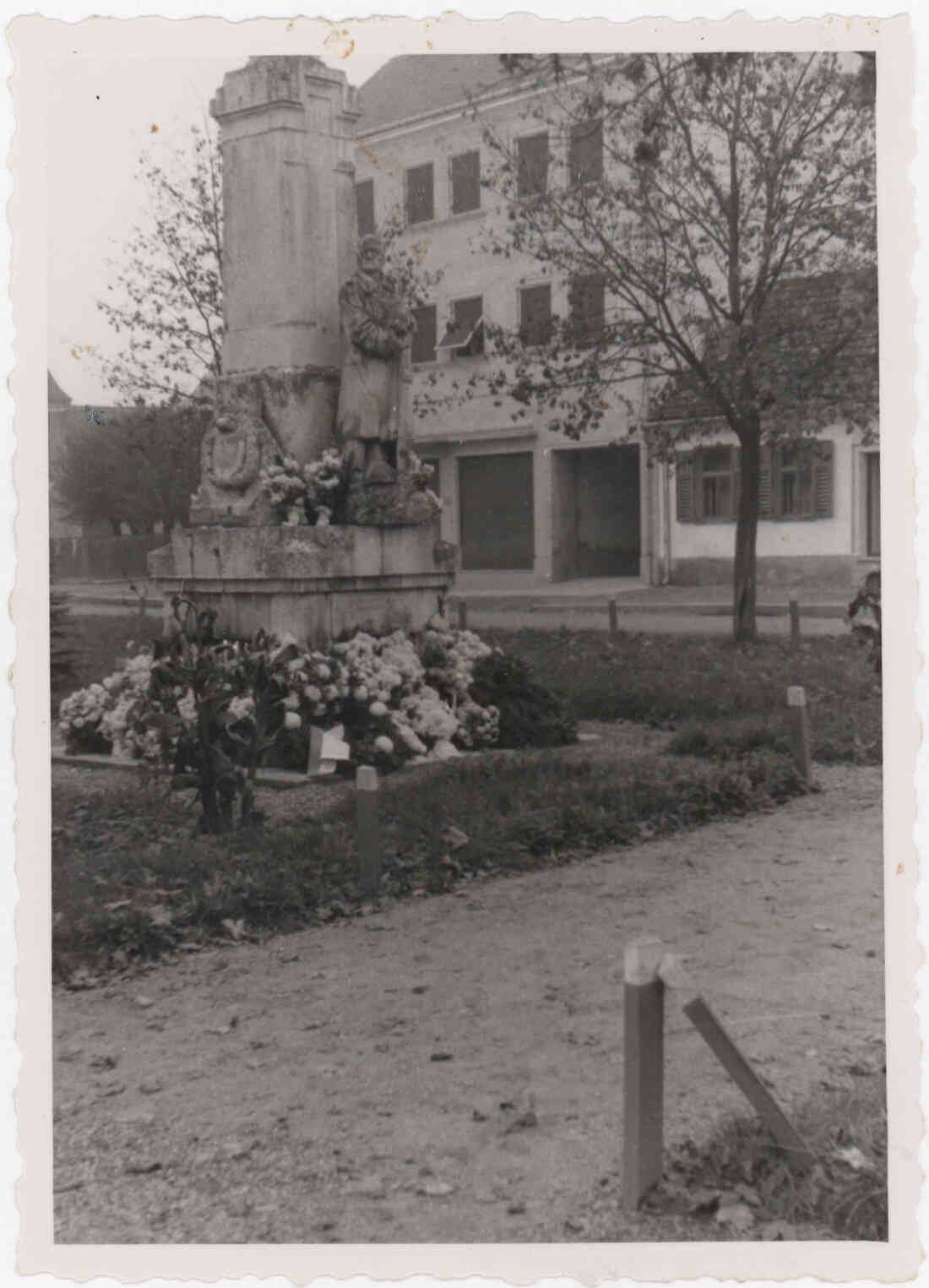 Das Kriegerdenkmal am Hauptplatz am 01. November 1954