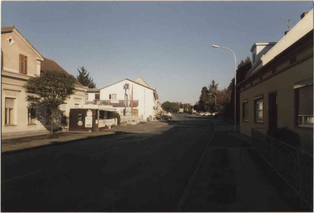 Ehemalige Gasthaus Neubauer in der Hauptstraße mit Baustoffhandel Bauer, im Oktober 1987