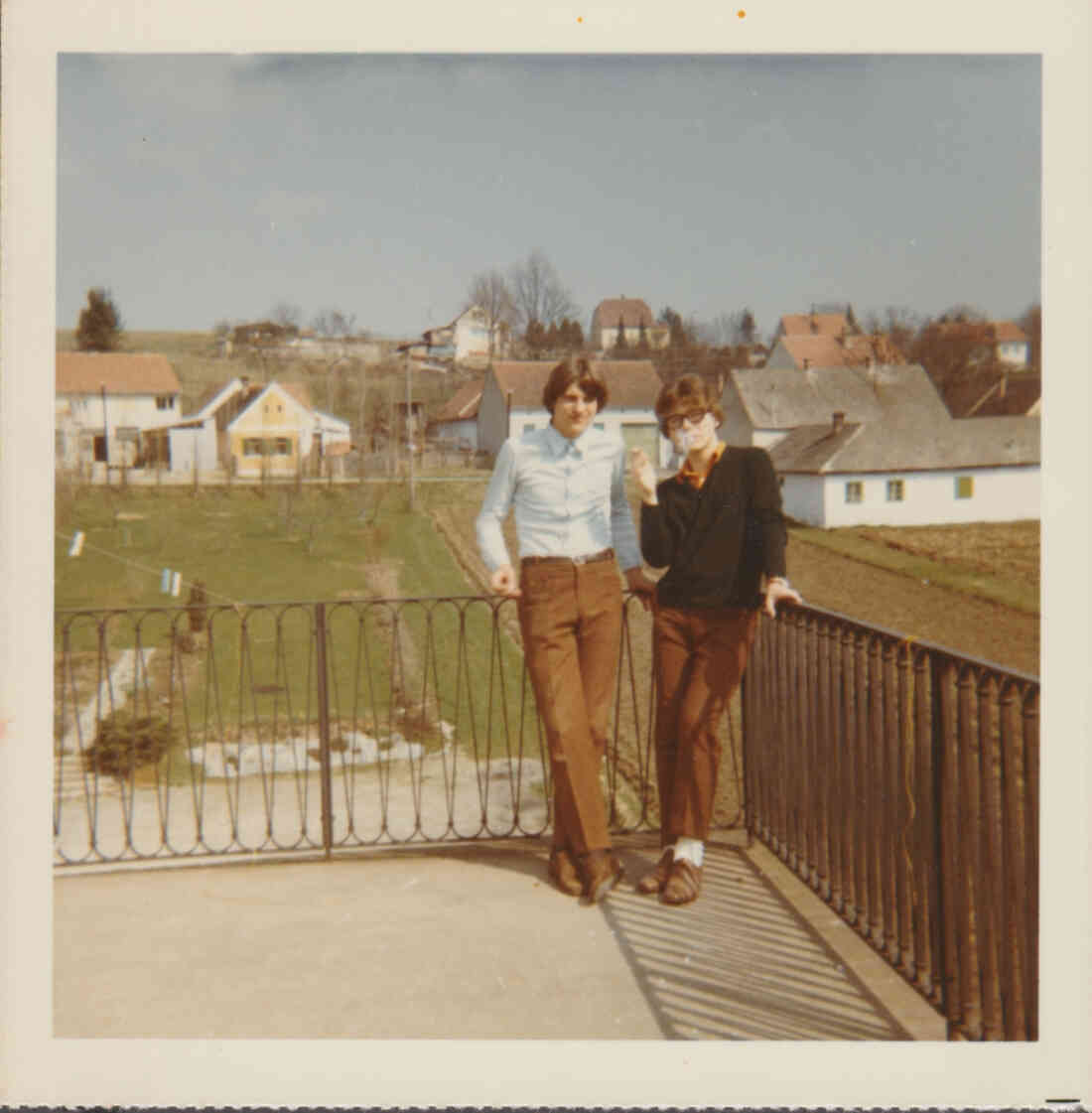 Karl Heinz Kottas und Peter Stiwi Stipsits am Balkon des Perissutti Haus