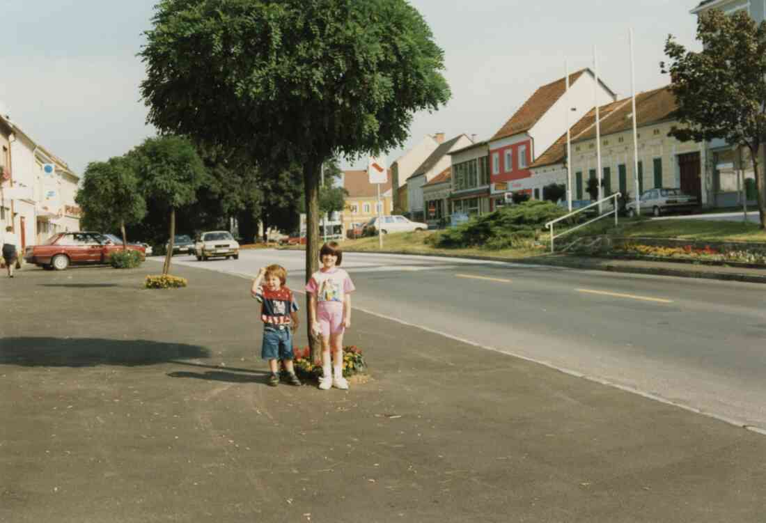 Hauptstraße und der Hauptplatz im Jahr 1993