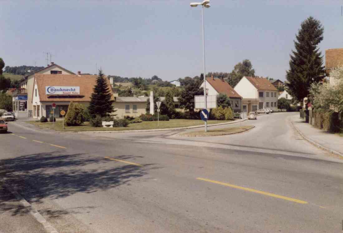 Northampton Platz an der Kreuzung Grazer Straße und Kirchengasse mit dem Elektrohaus Vajc, der Bekenntnissäule am 29.07.1988