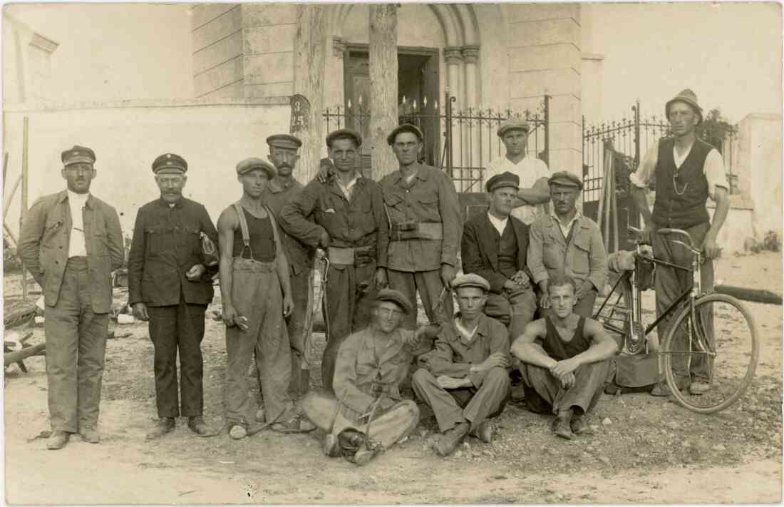 Stegersbacher Telegrapher vor einer Kirche