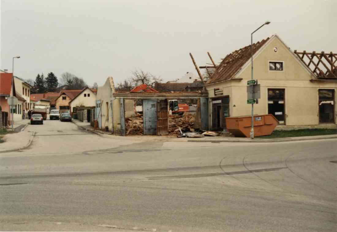 Haus Kapesky am Hauptplatz 1 und die Hintergasse teilweise Abtragung am 12.04.1996