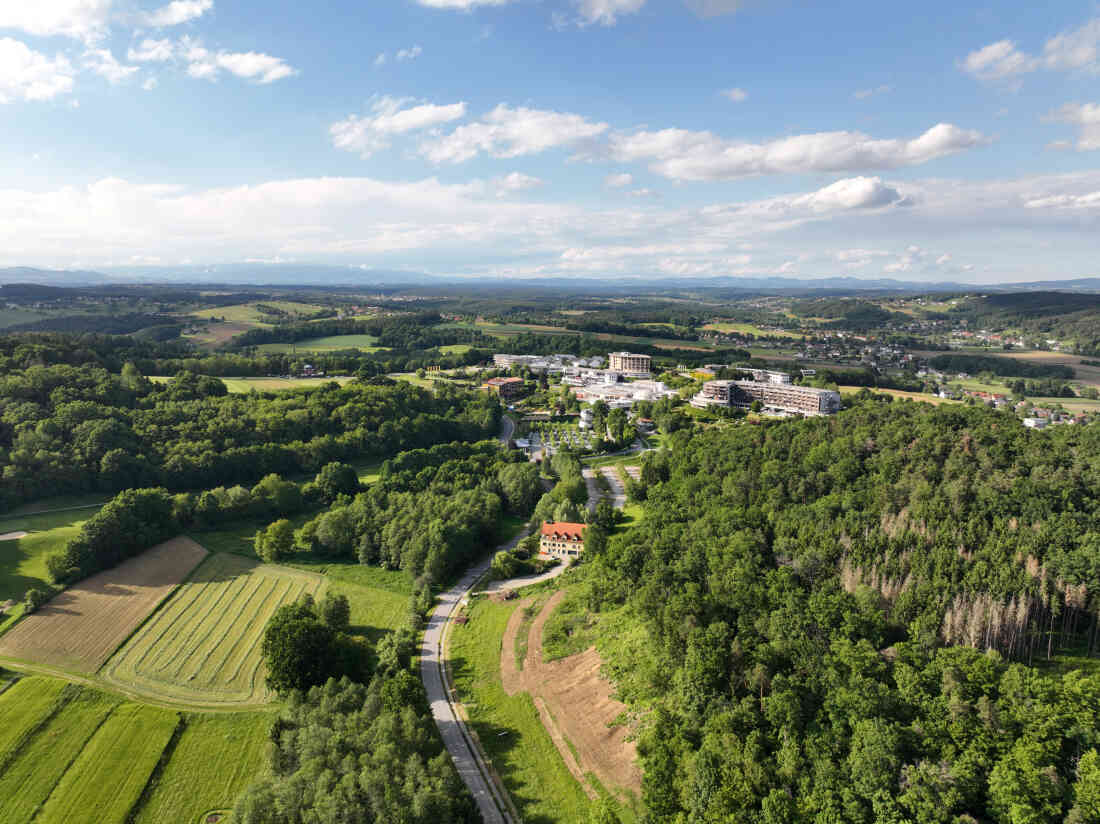 Thermenstraße und Thermenareal von Neudauer Straße kommend