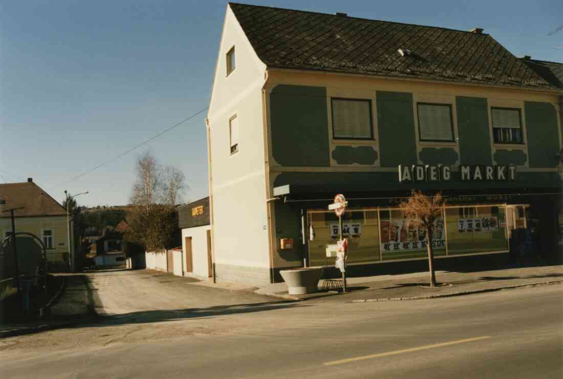 Ehemaliger ADEG Markt der Familie Radnetter in der Hauptstraße 26 im Jahr 1990