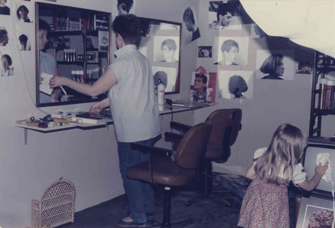 Wirtschaftsausstellung Stegersbach im Jahr 1985 und 1986 in der Hauptschule Stegersbach, Vorbereitung für den Stand von dem Friseurgeschäft von Roland Kranz