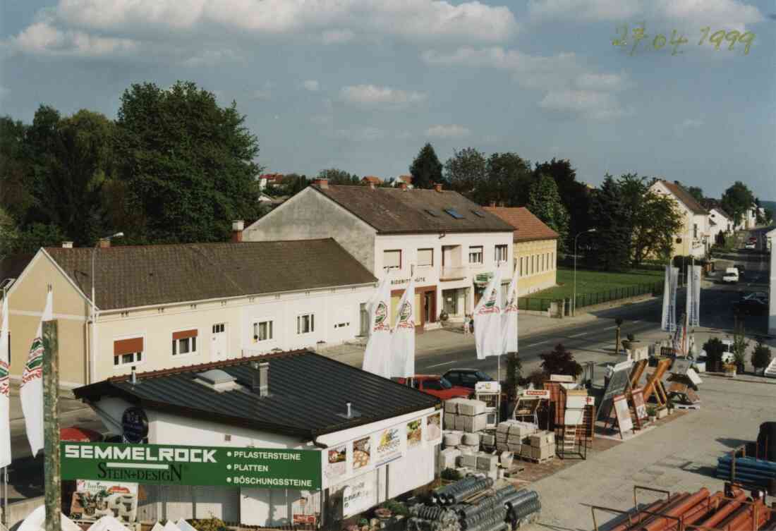 Baustoffhandel Franz Bauer, Imbiss Zieserl und Siderits Hüte in der Hauptstraße am 27.04.1999