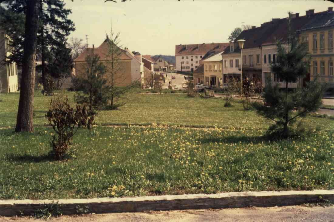 Platz vor dem Kastell und die Hauptstraße im April 1964