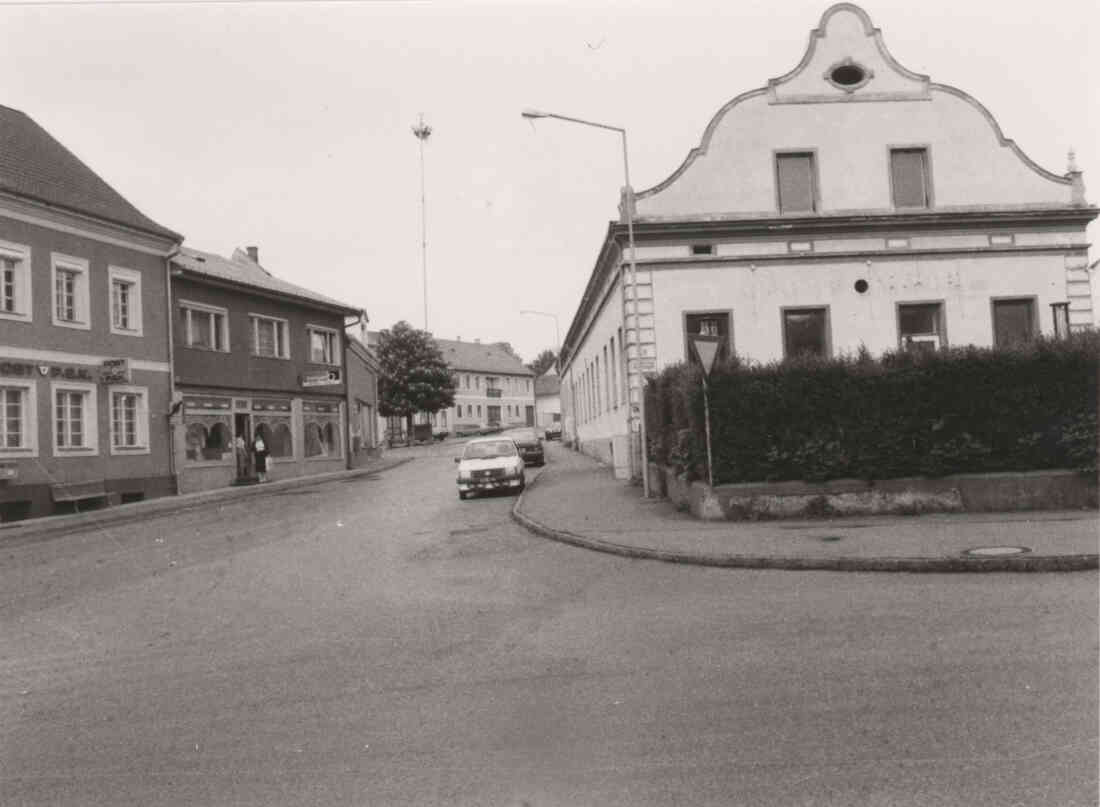 Gasthof Ernst Bauer, Früher Hausnr. 66, jetzt Hauptplatz 13, links das Rathaus, die Postbank und das Geschäft Kaiser