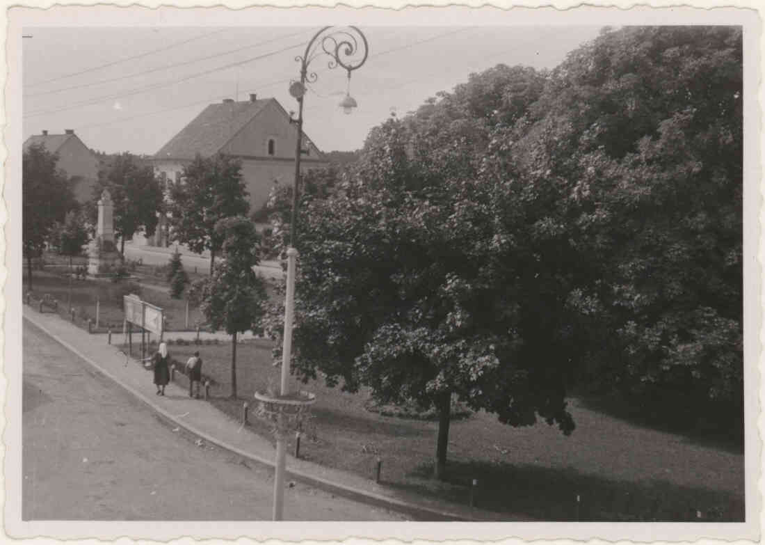 Hauptplatz mit Park im Sommer 1952