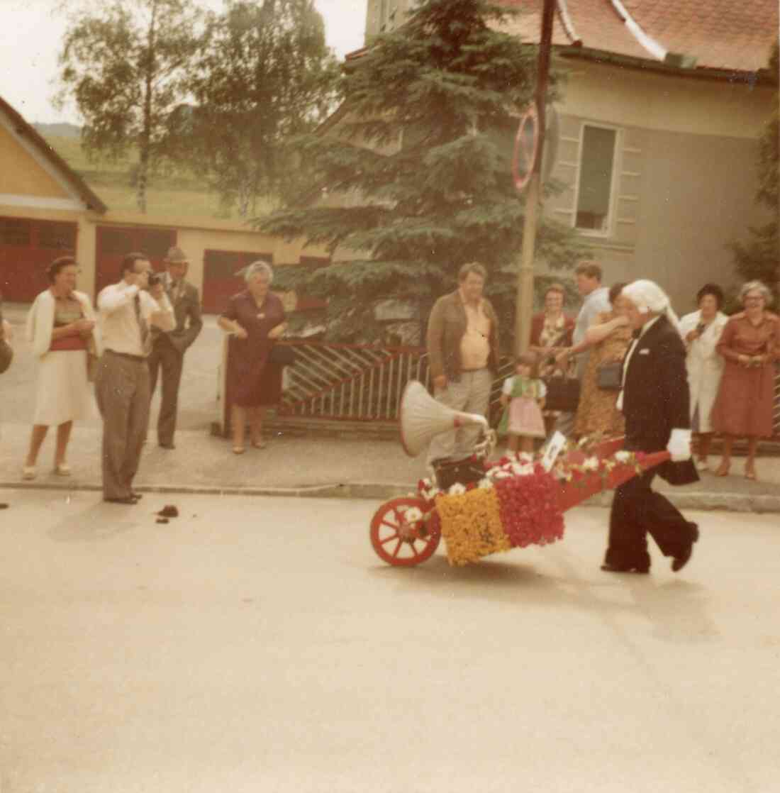 Volksfest mit Blumenkorso in der Kirchengasse und der Firma Julius Fenz