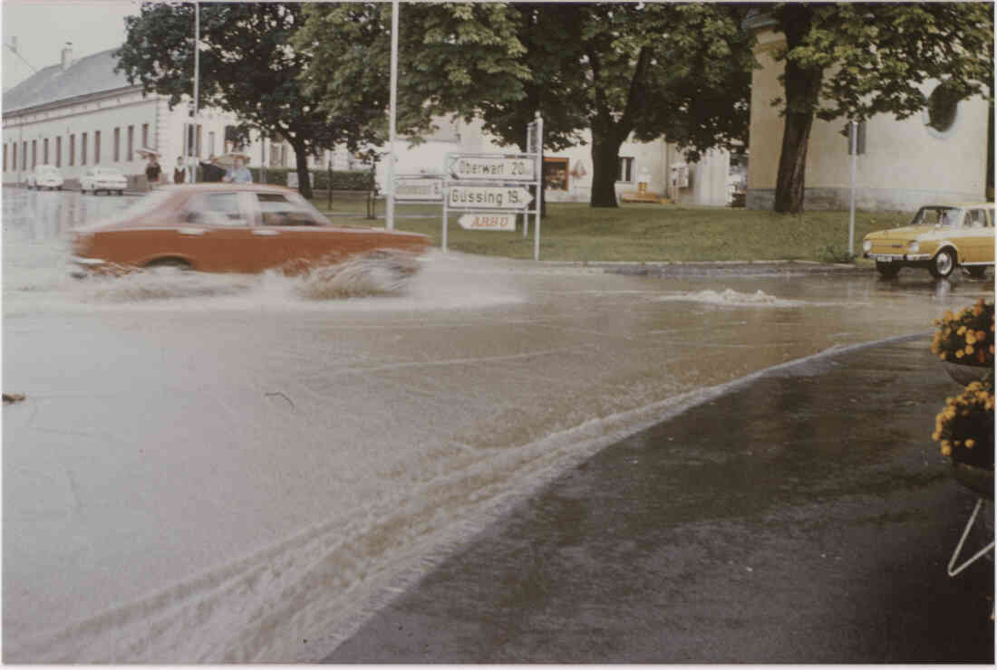 Hauptplatz mit Park, Antoniuskapelle und Gasthaus Bauer, Hochwasser im Jahr 1978