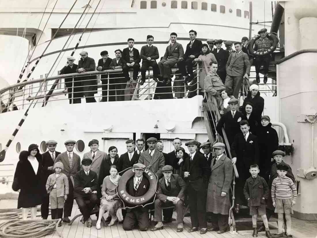 Anton Steiner senior am dem Deck der S.S. Bremen im Jahr 1930 bei seiner Auswanderung nach Amerika