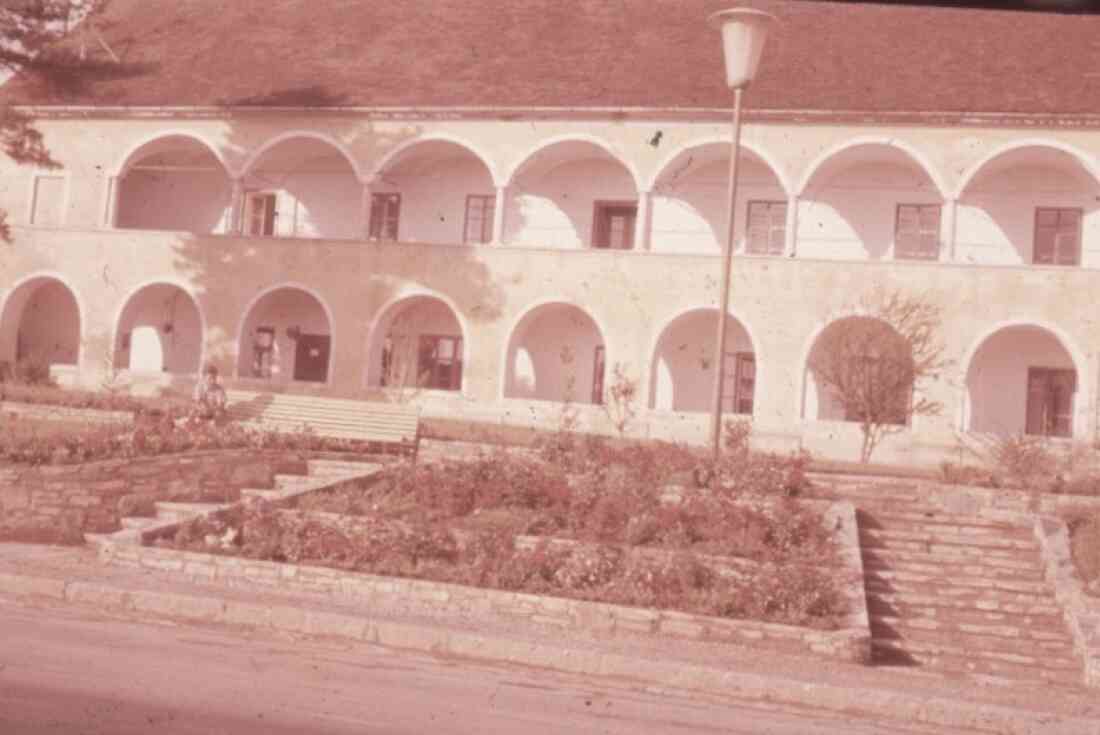 Hauptstraße mit dem Kastell und ehemaligen Museum