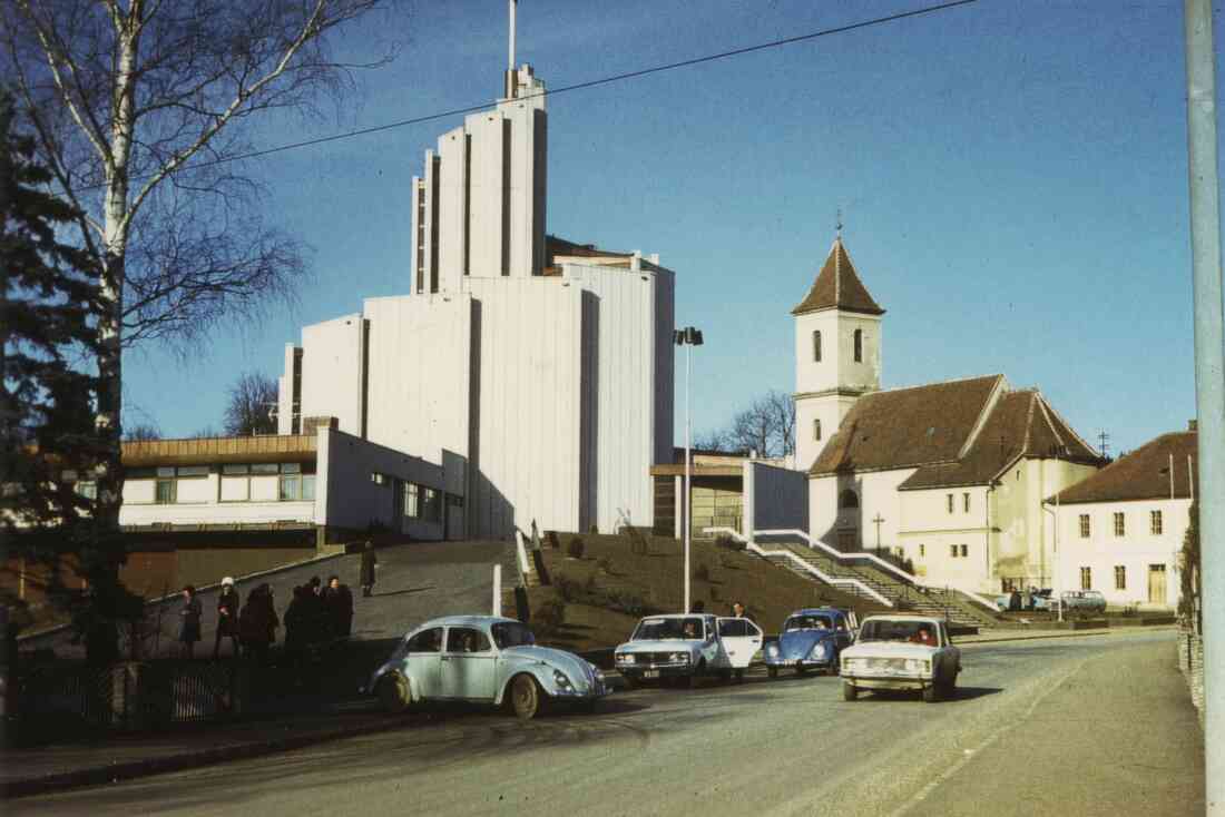 Die Heilig Geist Kirche, die Ägidius Kirche und die Volksschule, Kirchengasse