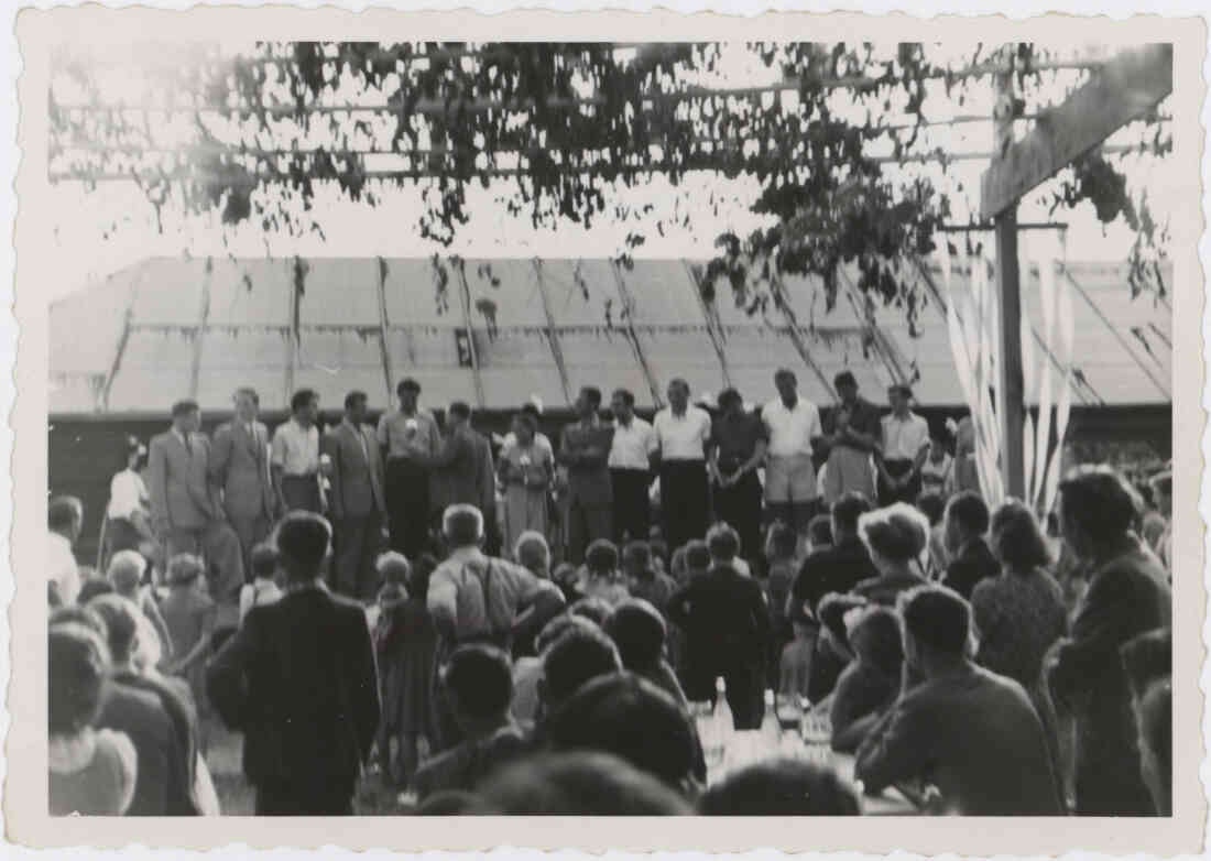 Badefest des Verschönerungsvereines Stegersbach am  13. Juli 1952, Bürgermeiuster Kapesky bei der Pokalübergabe