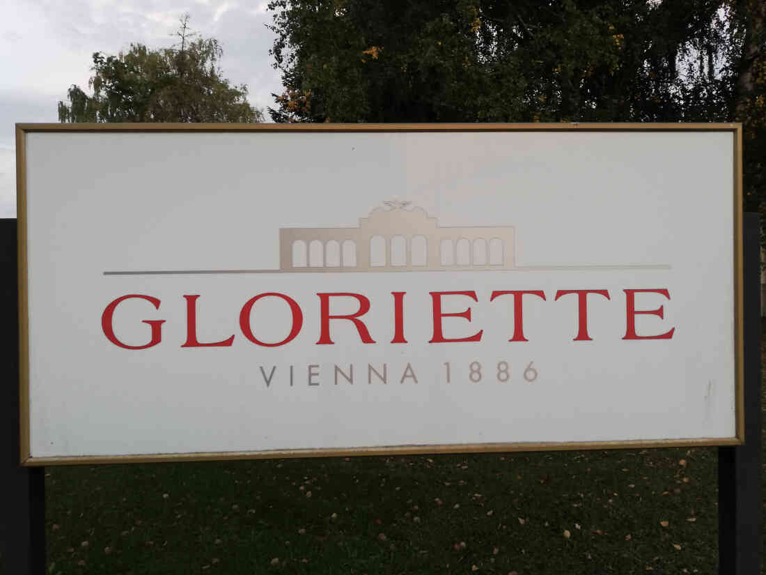 Firmentafel oder Firmenlogo der Gloriette in der Kastellstraße 46, Eröffnung am 10.06.1964, Schild Nummer 5