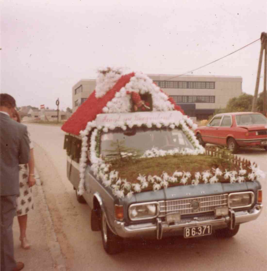 Volksfest mit Blumenkorso in der Kirchengasse mit der Handelsakademie und Handelsschule