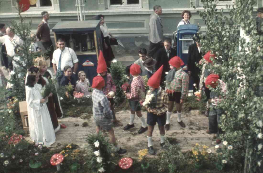 Volksfest und Blumenkorso 1955 in der Herrengasse der Sparkasse und der Tankstelle