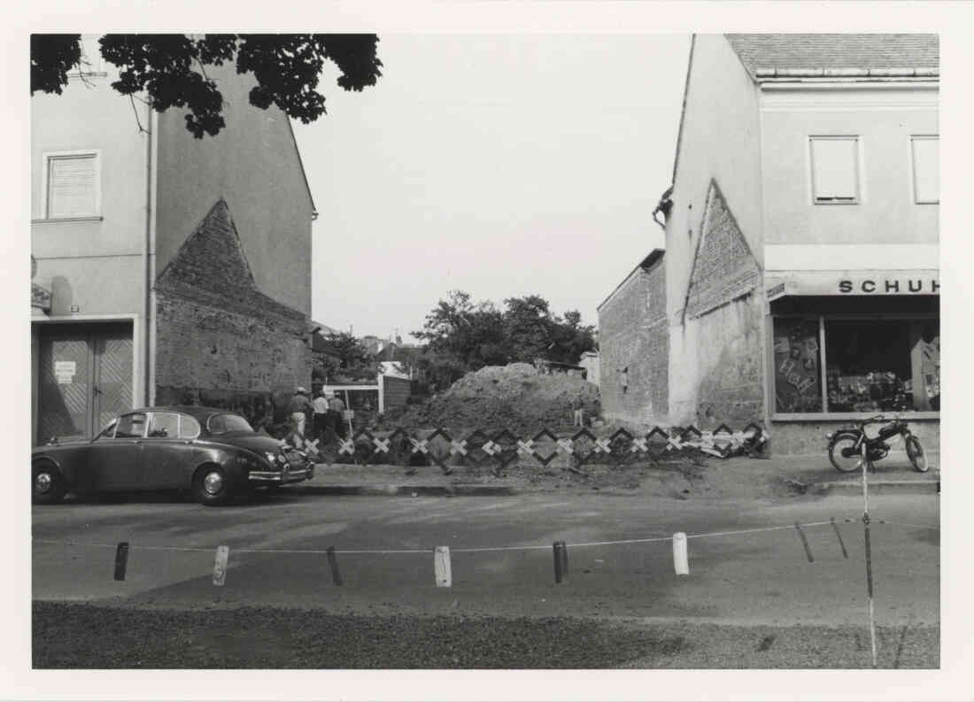 Baustelle Haus Nr. 36, jetzt Hauptplatz 17, das ehemalige Haus der Familie Barth, später das Cafe Eva Oswald, links ist das Reisebüro Sagmeister und rechts das Schuhhaus Tobitsch