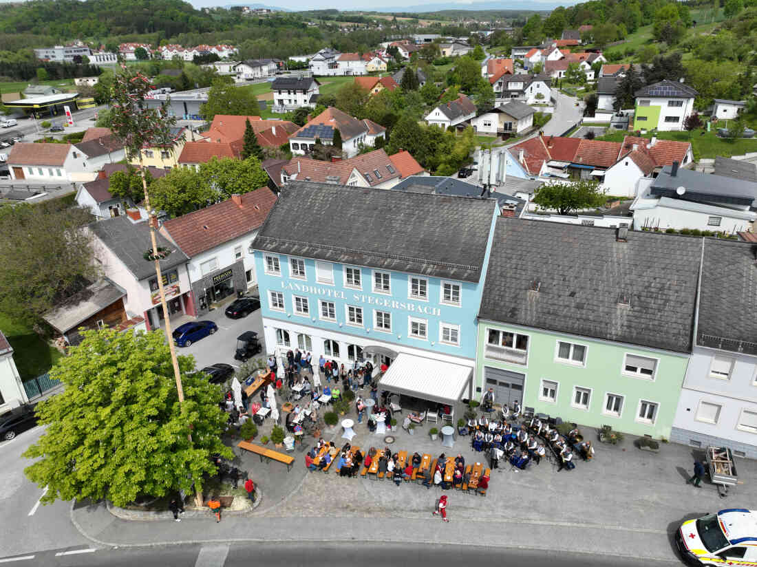 Traditionelles Maibaum Aufstellen der SPÖ Stegersbach beim Landhotel Stegersbach
