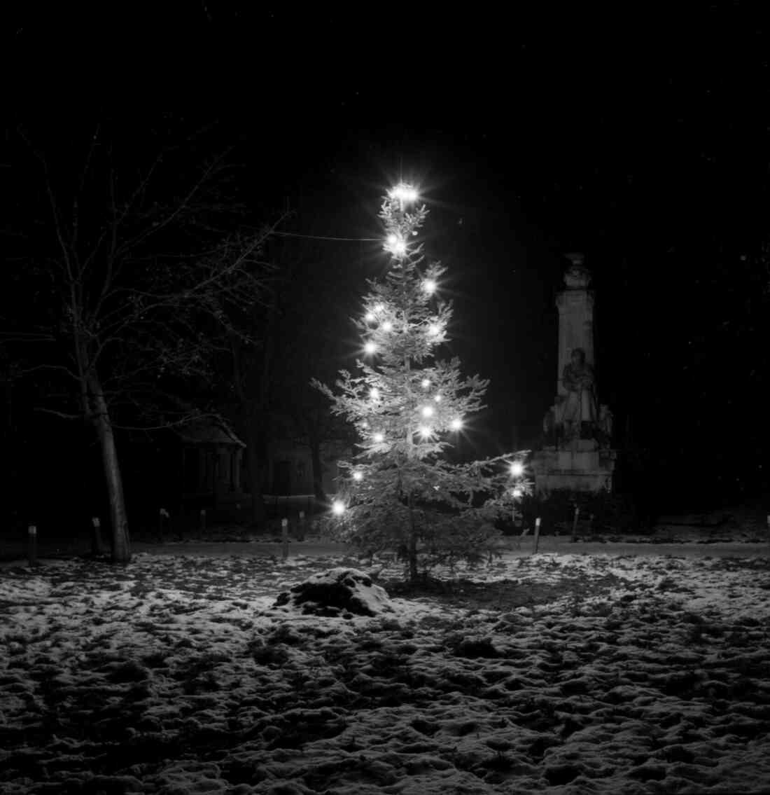 Der alte Hauptplatz mit Weihnachtsbaum und alten Kriegerdenkmal