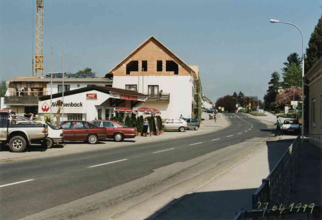 Baustoffhandel Franz Bauer und Imbiss Zieserl in der Hauptstraße am 27.04.1999