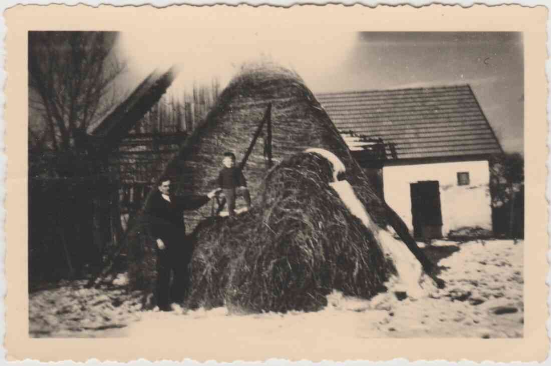 Im Garten des Hauses Zwitkovits, Schoadastraße 28, Walter Zwitkovits mit seinen Vater