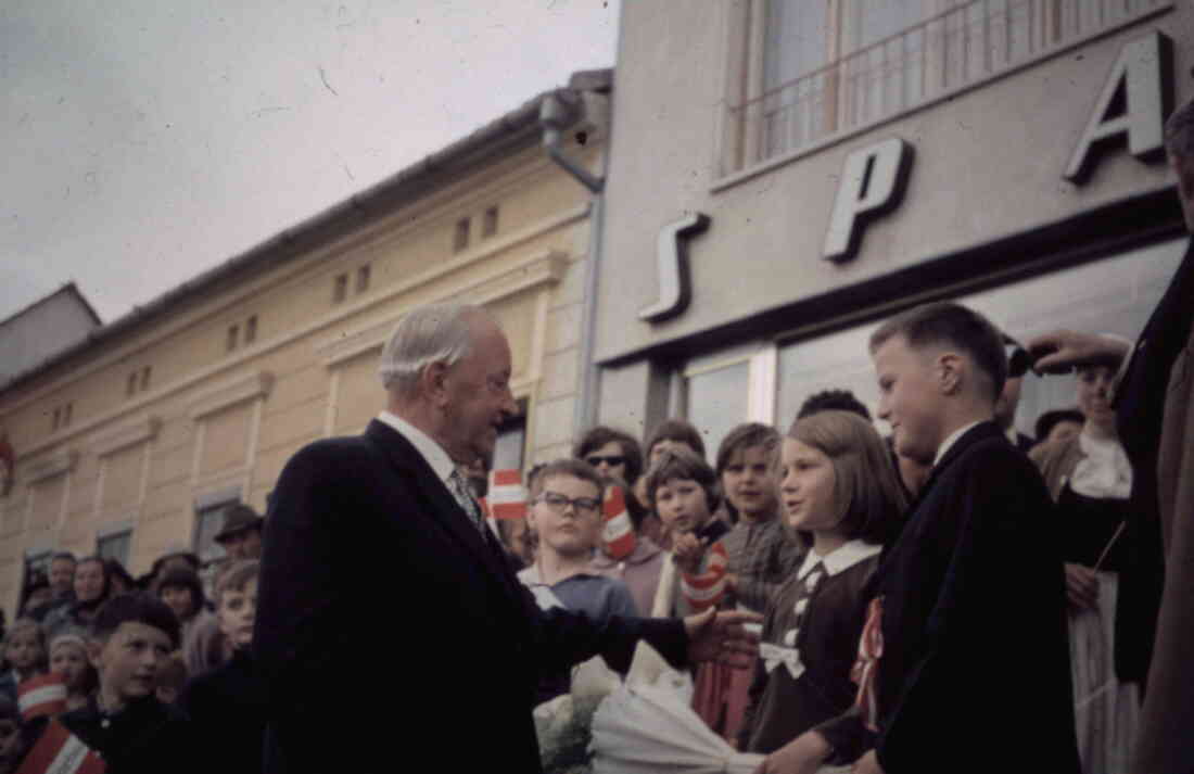 Eröffnung der Sparkasse Stegersbach mit Bundeskanzler Alfons Gorbach, die Begrüßung erfolgte durch die Kinder Michaela Krakhofer und Helmut Tobitsch