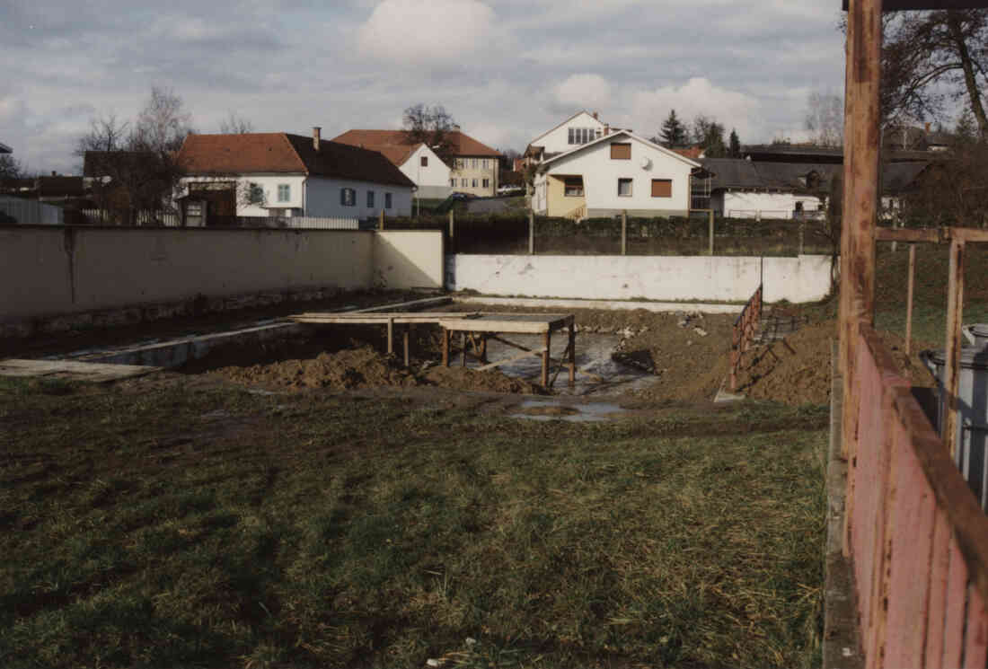 Ehemaliges Schwimmbad, nun ein Biotop der Hauptschule Stegersbach am am 19.09.1992 in der Kastellstraße 1