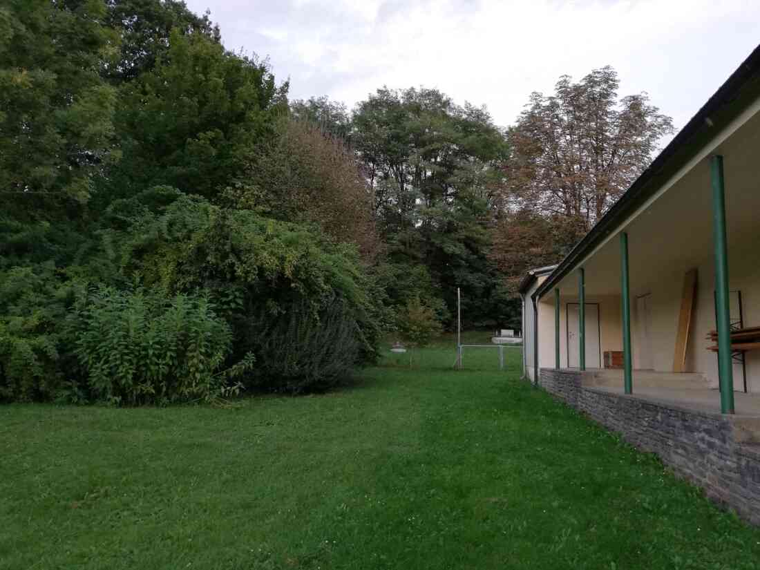 Ehemaliges Schwimmbad, nun ein Biotop der Mittelschule Stegersbach in der Kastellstraße 1