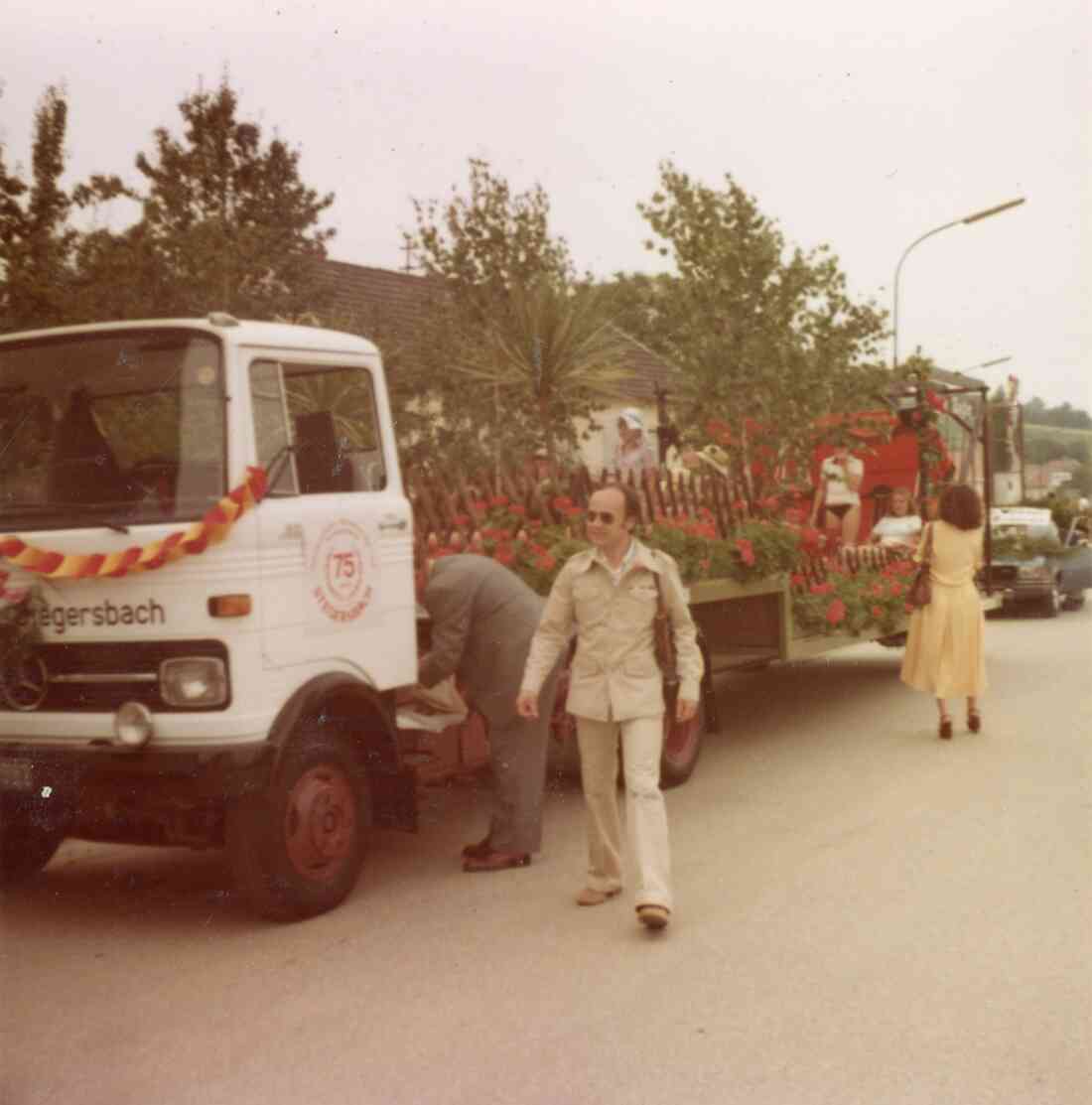 Volksfest mit Blumenkorso und den blumengeschmückten LKW des Geschäftes Reiter