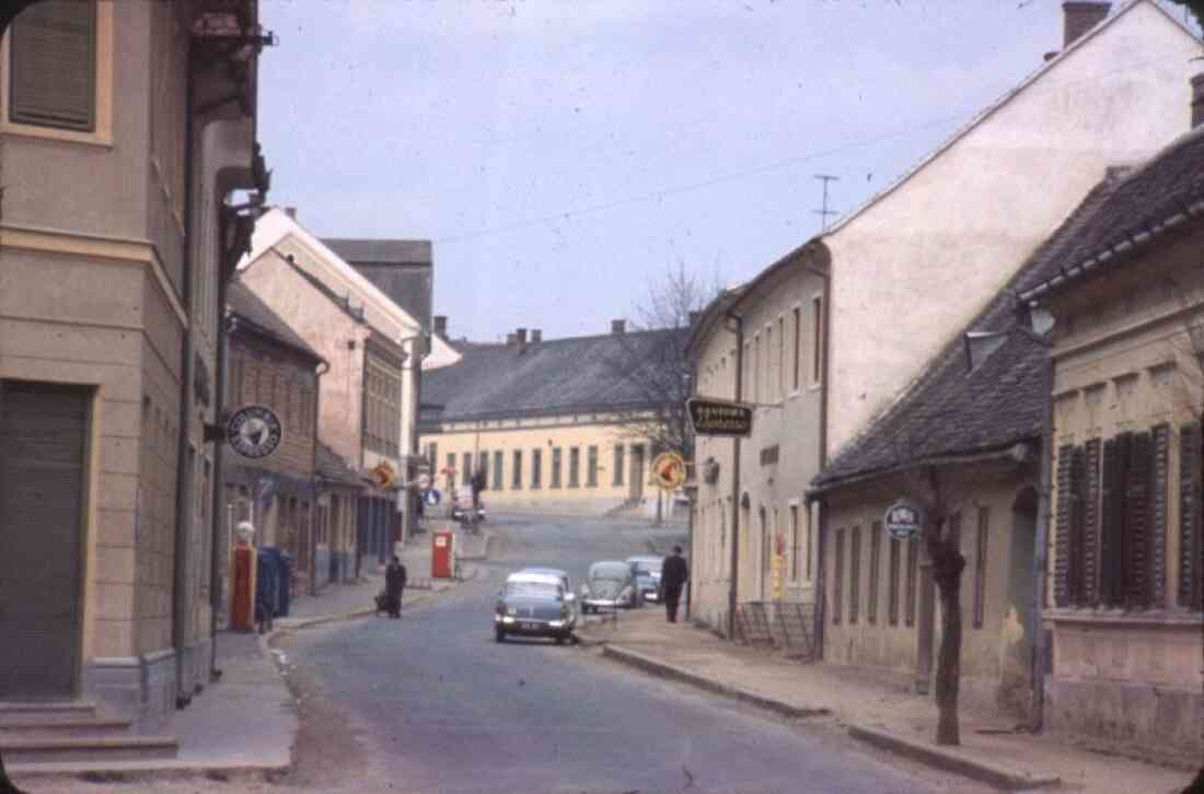 Herrengasse mit dem Cafe Konditorei Zwitkovits, Kaufhaus Radnetter, Gasthof Bauer, Einkehrgasthof Steiner und die Konditorei Adolf Wagner