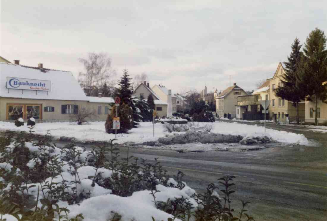 Northampton Platz an der Kreuzung Grazer Straße und Kirchengasse mit dem Elektrohaus Vajc, der Bekenntnissäule Weihnachten 1986