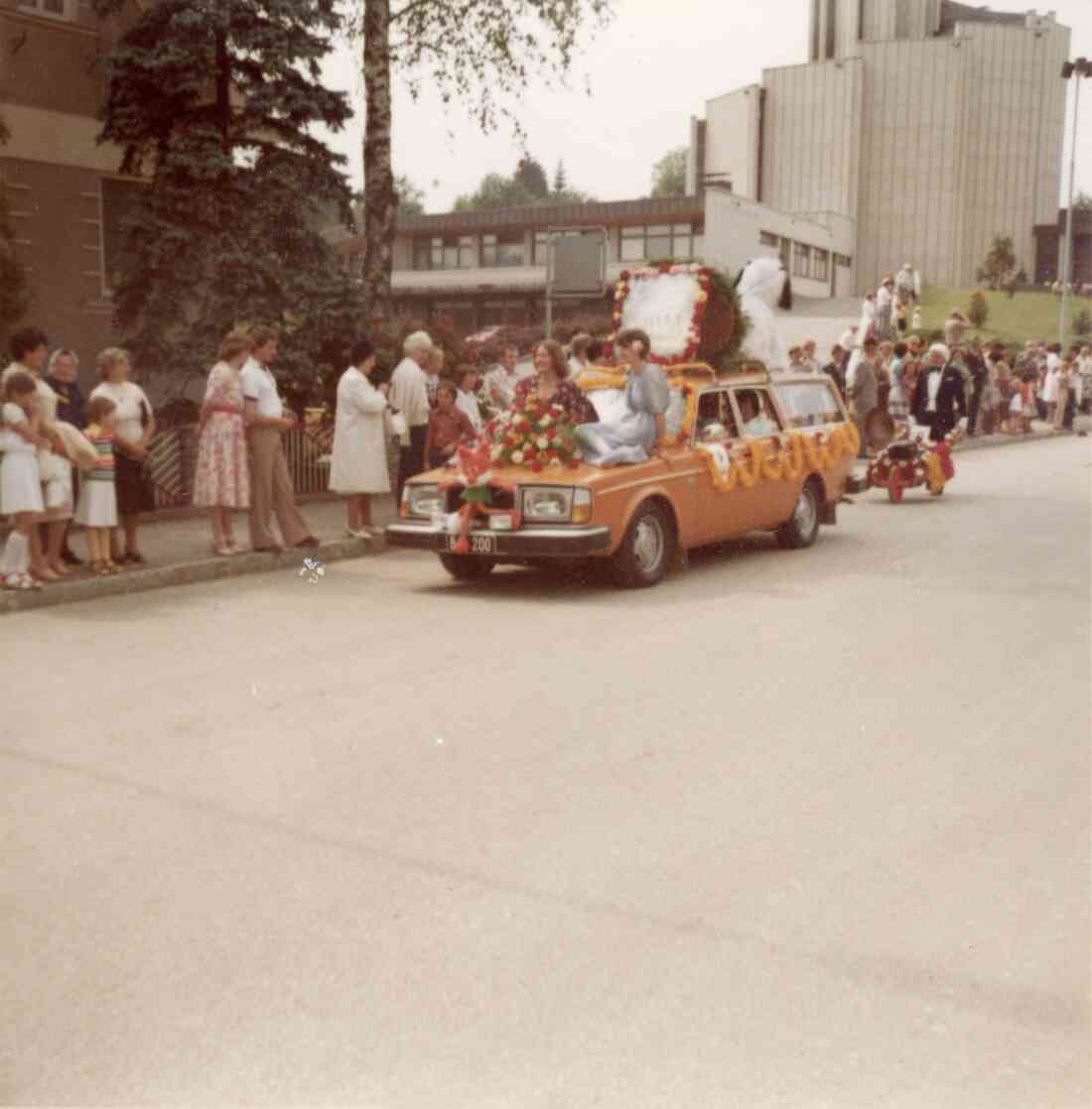 Volksfest mit Blumenkorso in der Kirchengasse mit der Heilig Geist Kirche