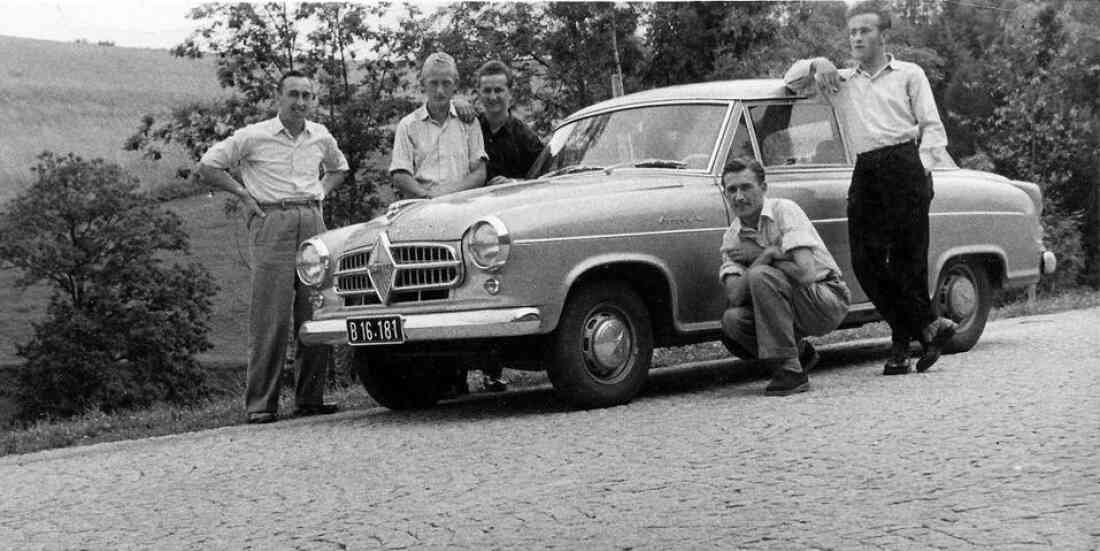 Junge Stegersbacher Herren mit einen Auto der Marke Borgward Isabella TS