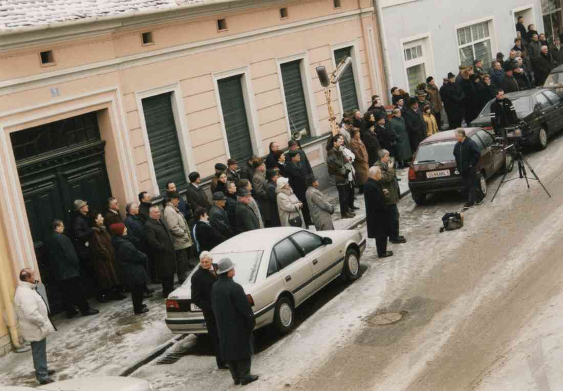 Die Enthüllung der Gedenktafel an den Landeshauptmann Johann Wagner am 26. Dezember 1999 in der Herrengasse