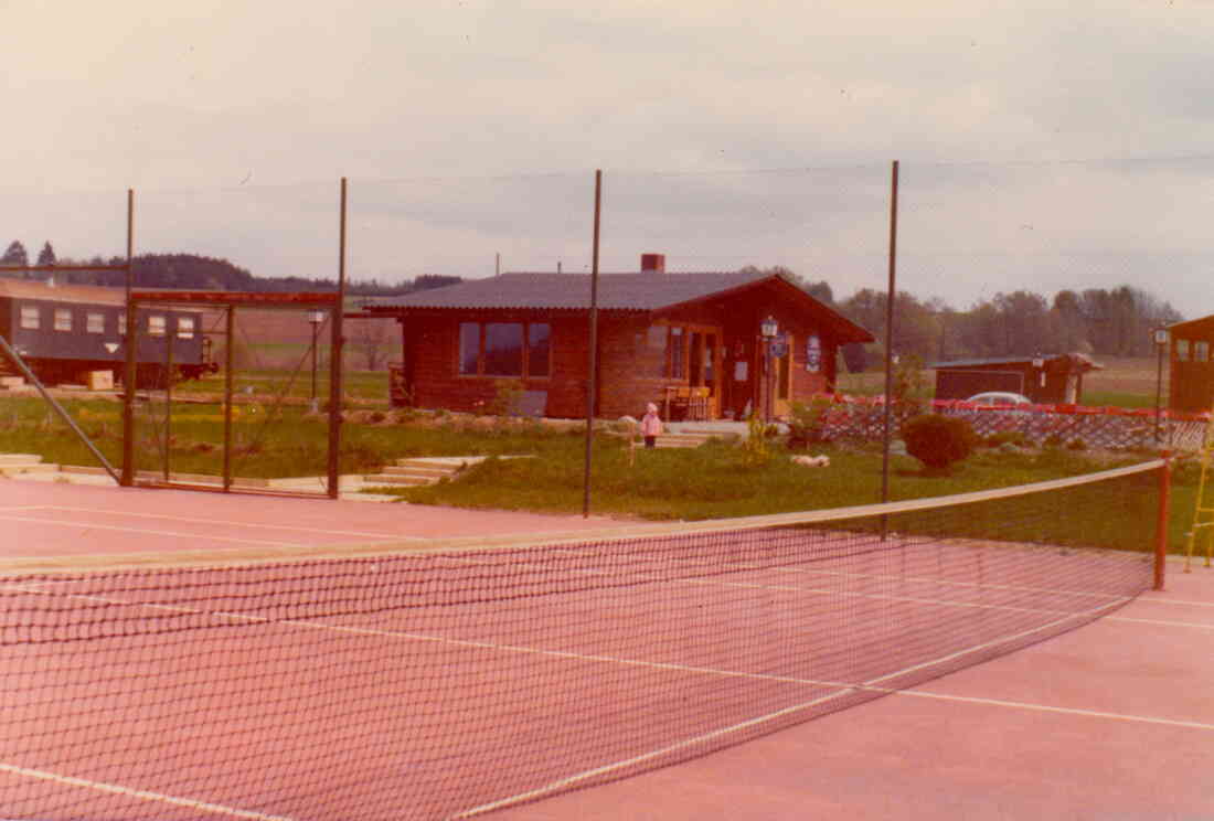 Das alte Ross Nest mit Tennisplatz