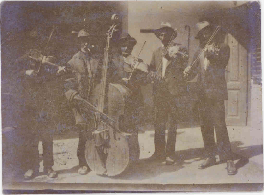 5 Geigenmusiker