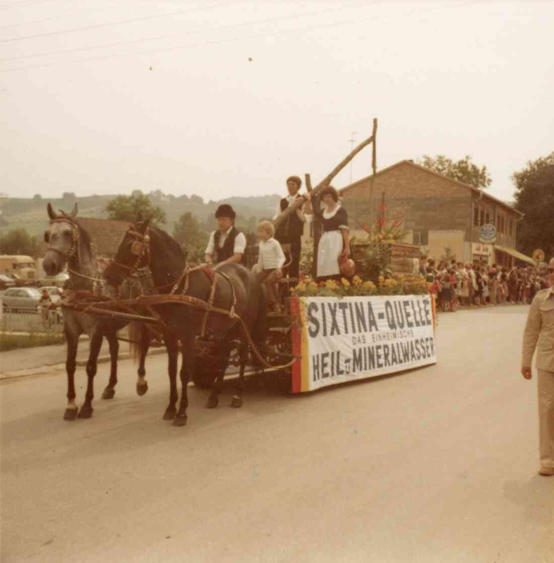 Volksfest mit Blumenkorso in der Grazer Straße mit dem Cafe Jacky und der Kutsche der Sixtina Quelle aus Oberschützen