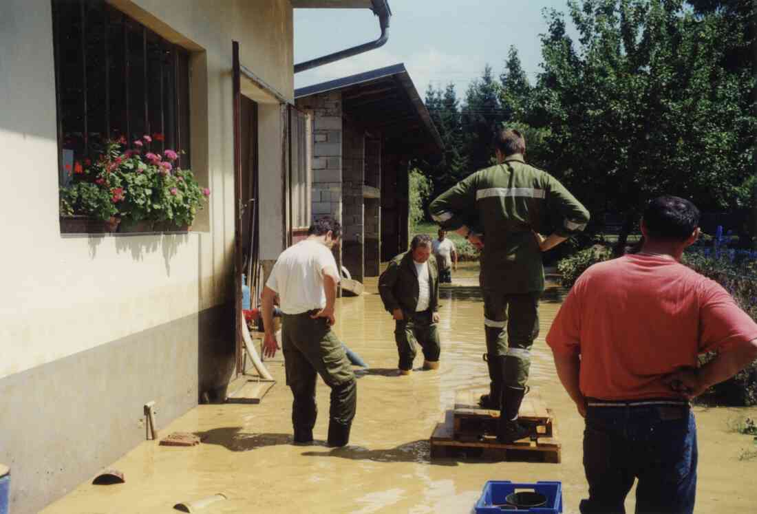 Hochwasser am 27.06.1998 im Hof der Spenglerei Janisch in der Kirchenstraße 8, früher Hausnummer 530